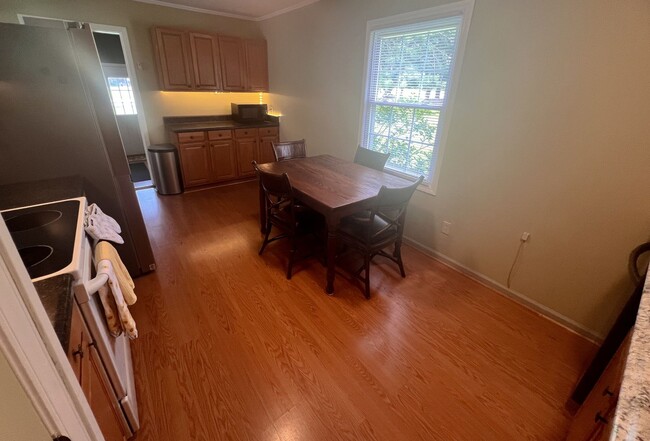 Building Photo - Charming 3 bedroom, 1 1/2 bathroom home in...