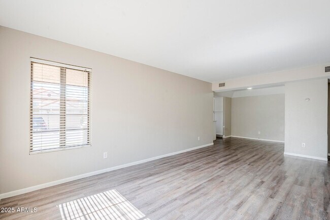 Building Photo - 818 S Westwood