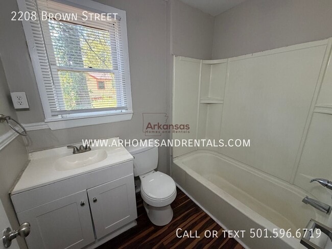 Building Photo - 2208 Brown St