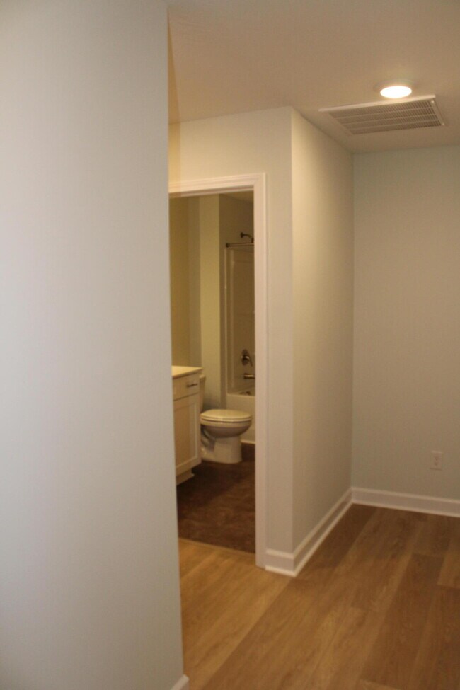 Building Photo - 921 Holbrook Dr