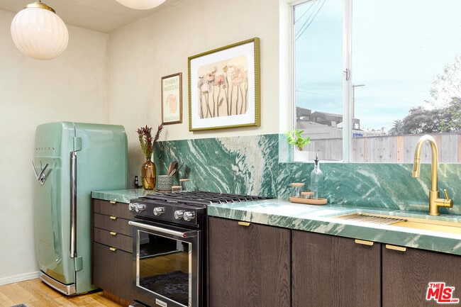 Building Photo - 818 Palms Blvd