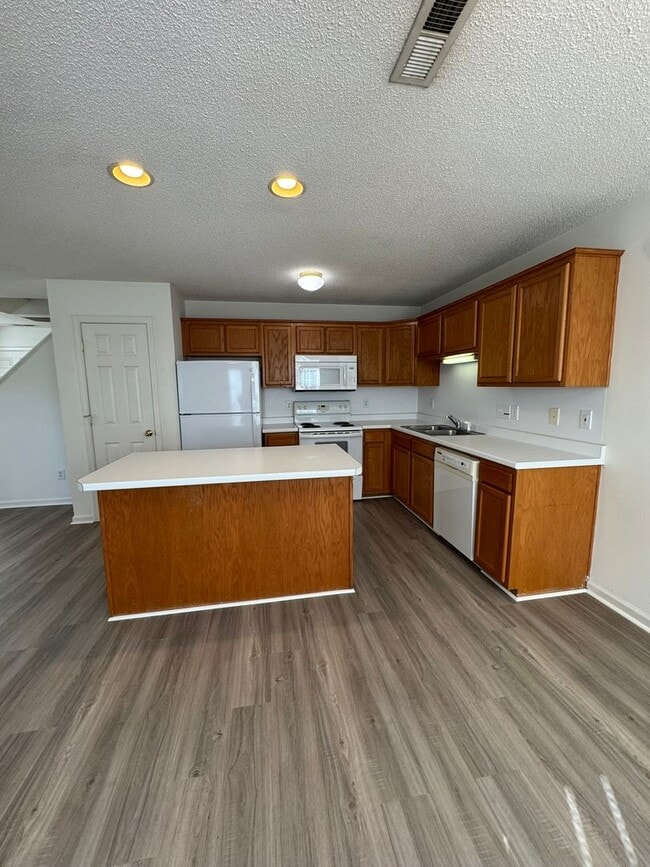 Building Photo - 147 Springwood Ln