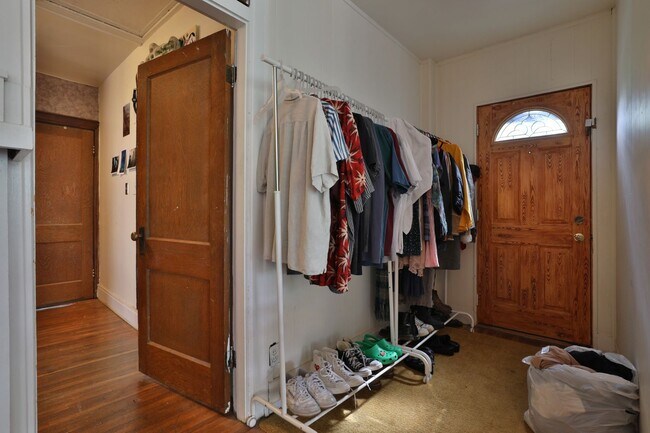 Building Photo - Highly Sought After OSU 6 Bedroom House Iuka Ravine with 2 new bathrooms and free off-street parking