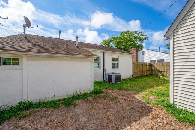 Building Photo - 2015 Kensington Dr