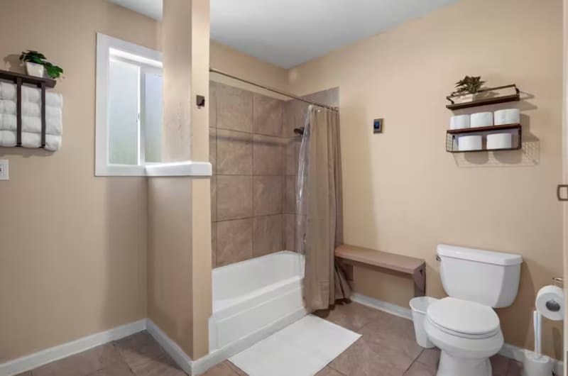 Building Photo - 719 E 9th Ave