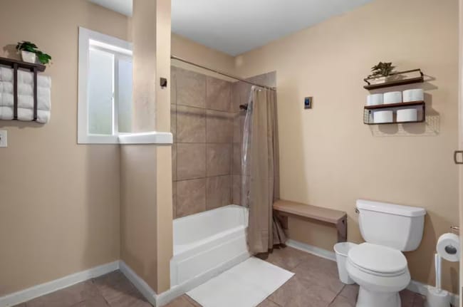 Building Photo - 719 E 9th Ave