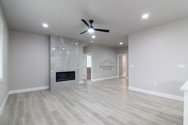 Building Photo - 716 N Rd 42