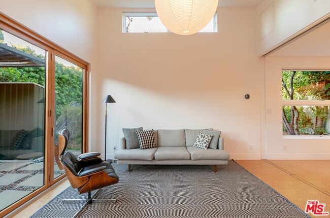 Building Photo - 5676 Hub St