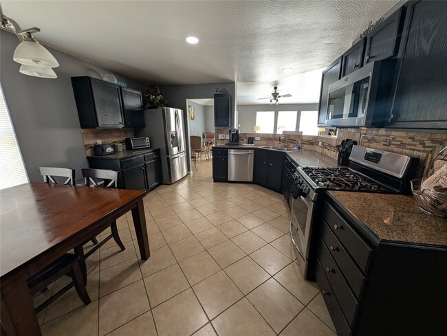 Building Photo - 714 N Vista Dr