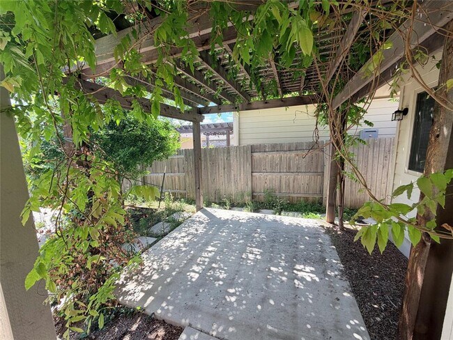 Building Photo - 2813 Hopi Path