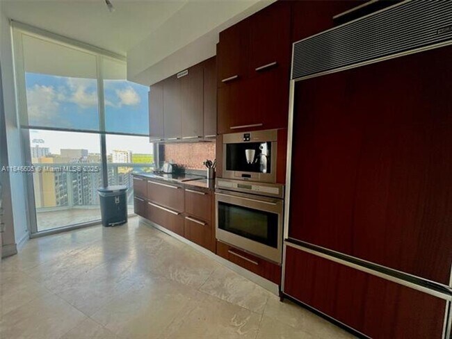 Building Photo - 16001 Collins Ave