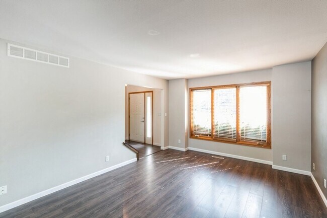 Building Photo - FINISHED BASEMENT WITH FENCED YARD! 4 Bedroom, 3.5 Bathroom Home in Ames
