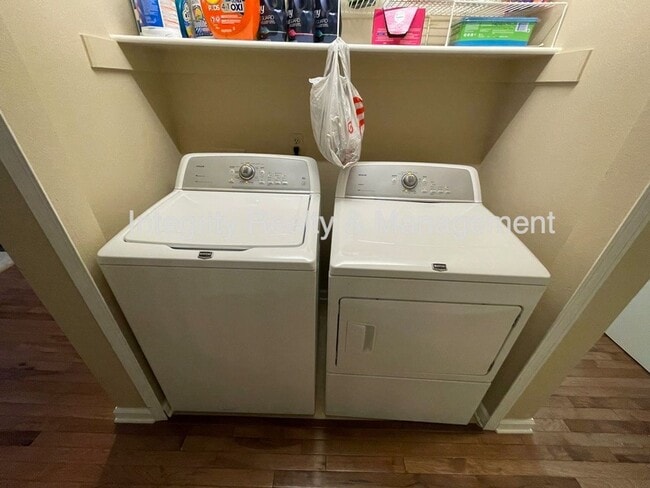 Building Photo - 475 E Chiswick Cir