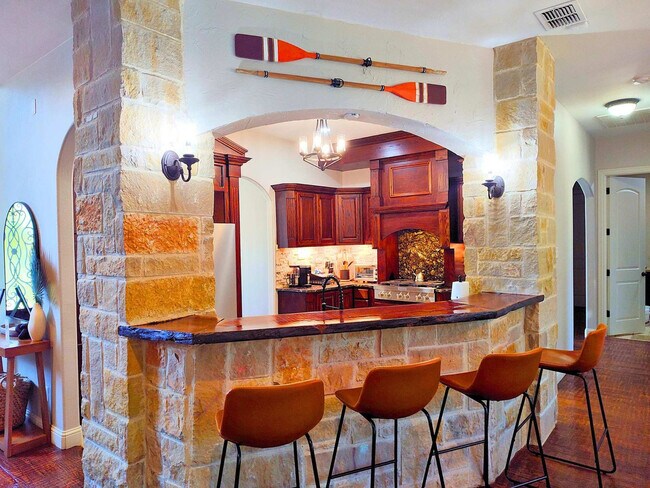 Building Photo - 200 Cove Dr