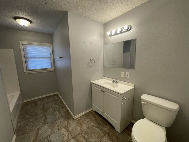 Building Photo - Beautiful House Located Close To Elementary / High School & Marsha Sharp Fwy!