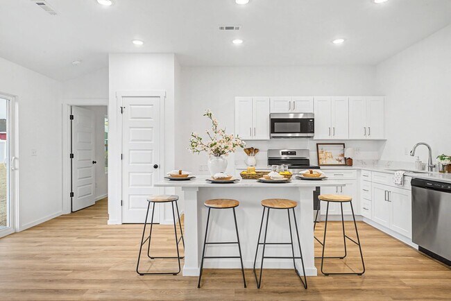 Building Photo - 3 Bed, 2 Bath Home !!