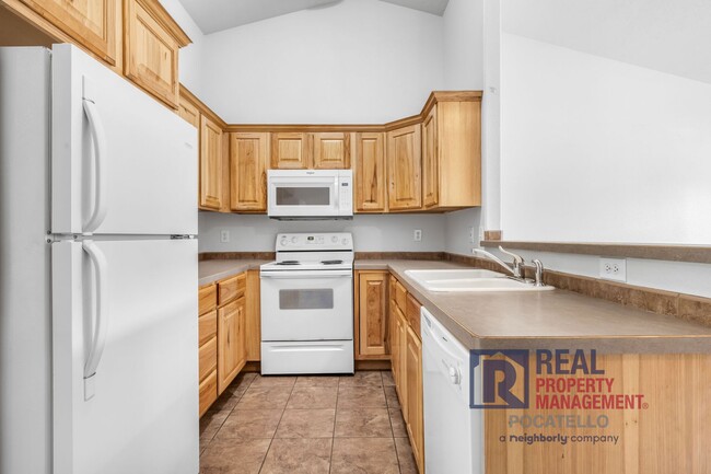 Building Photo - 3 bedroom 2 Bath Townhouse - 1 Car Garage