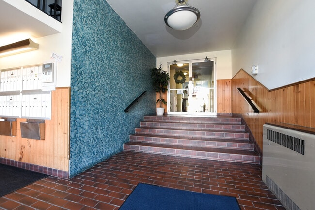 Building Photo - 1333 W Touhy Ave
