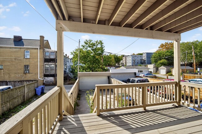 Building Photo - Available Now! 3 Bed 3.5 Bed in Brightwood...