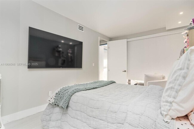 Building Photo - 20355 NE 34th Ct