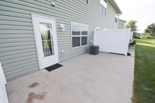 Building Photo - Cozy 2 Bed, 1.5 Bath Townhome in Stewartville, MN