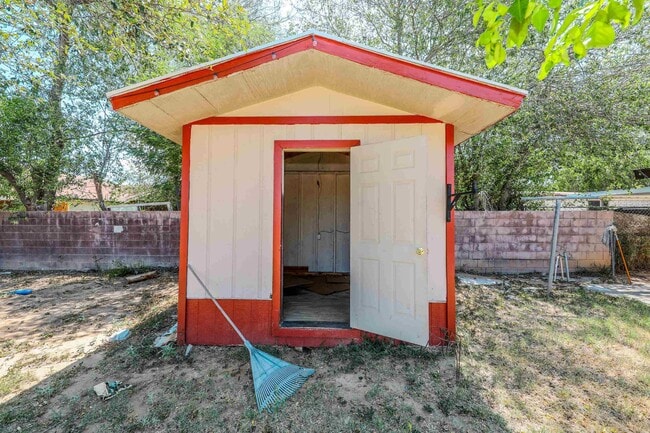 Building Photo - 806 Bustamante St