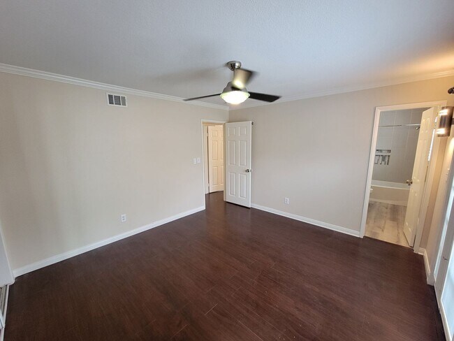 Building Photo - Rare 4 Bed, 2 Bath House