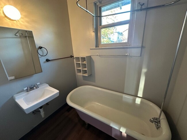 Building Photo - Freshly Updated 2-Bedroom Home!