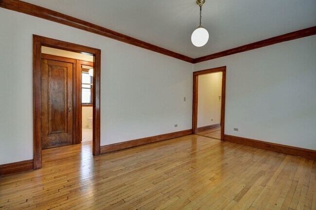 Building Photo - 706 W Wellington Ave