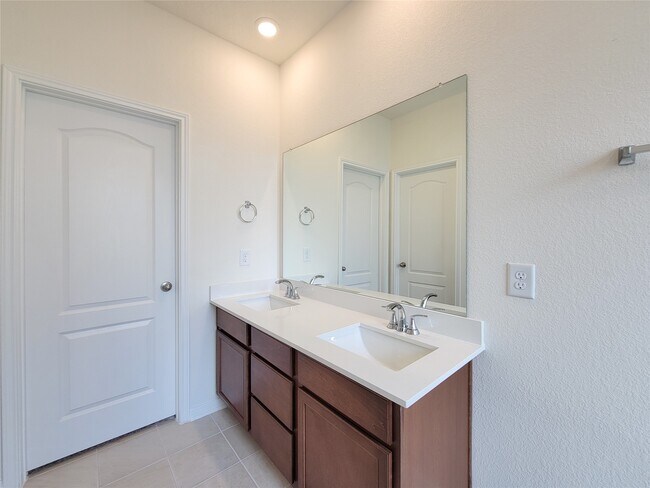 Building Photo - 2809 Cordova Hl Dr