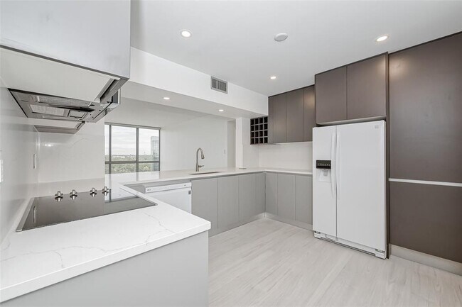 Building Photo - 5001 Woodway Dr