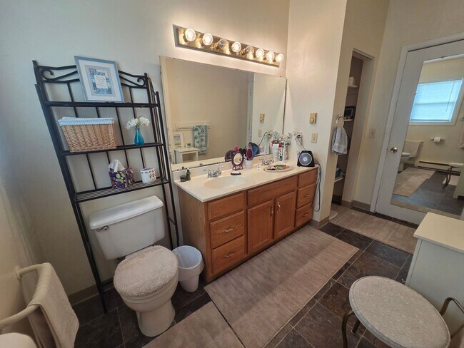 Building Photo - Spacious 3 Bedroom Apartment - AVAILABLE SEPTEMBER