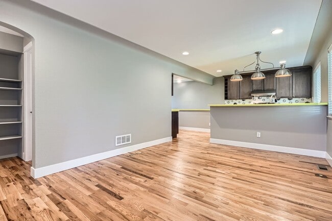 Building Photo - 4 Bed, 2 Bath Duplex – Bright, Stylish, Mo...