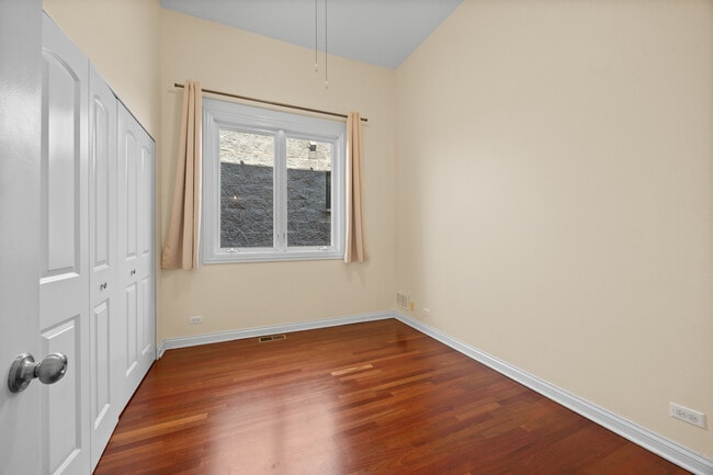 Building Photo - 919 N Hermitage Ave