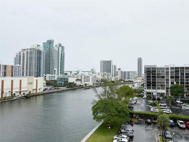 Building Photo - 800 Parkview Dr