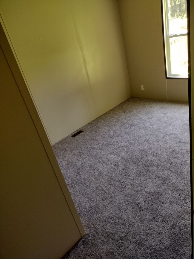 Building Photo - Huge 4 bedroom/2 bathroom double-wide in Peaceful Area of Keithville!