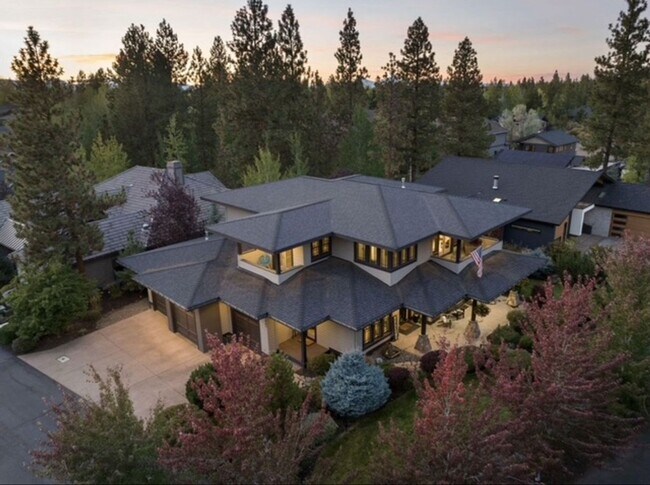 Building Photo - 19062 Mount McLoughlin Ln