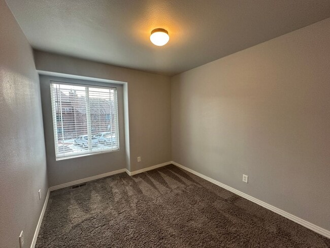 Building Photo - Beautiful 3/3/2 West Side Townhome with Views Available Now!!!