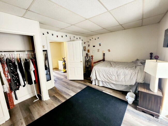 Building Photo - 643 Lincoln St