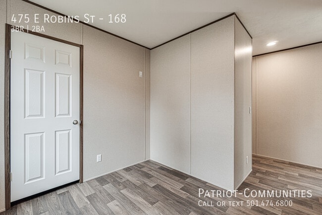 Building Photo - 475 E Robins St