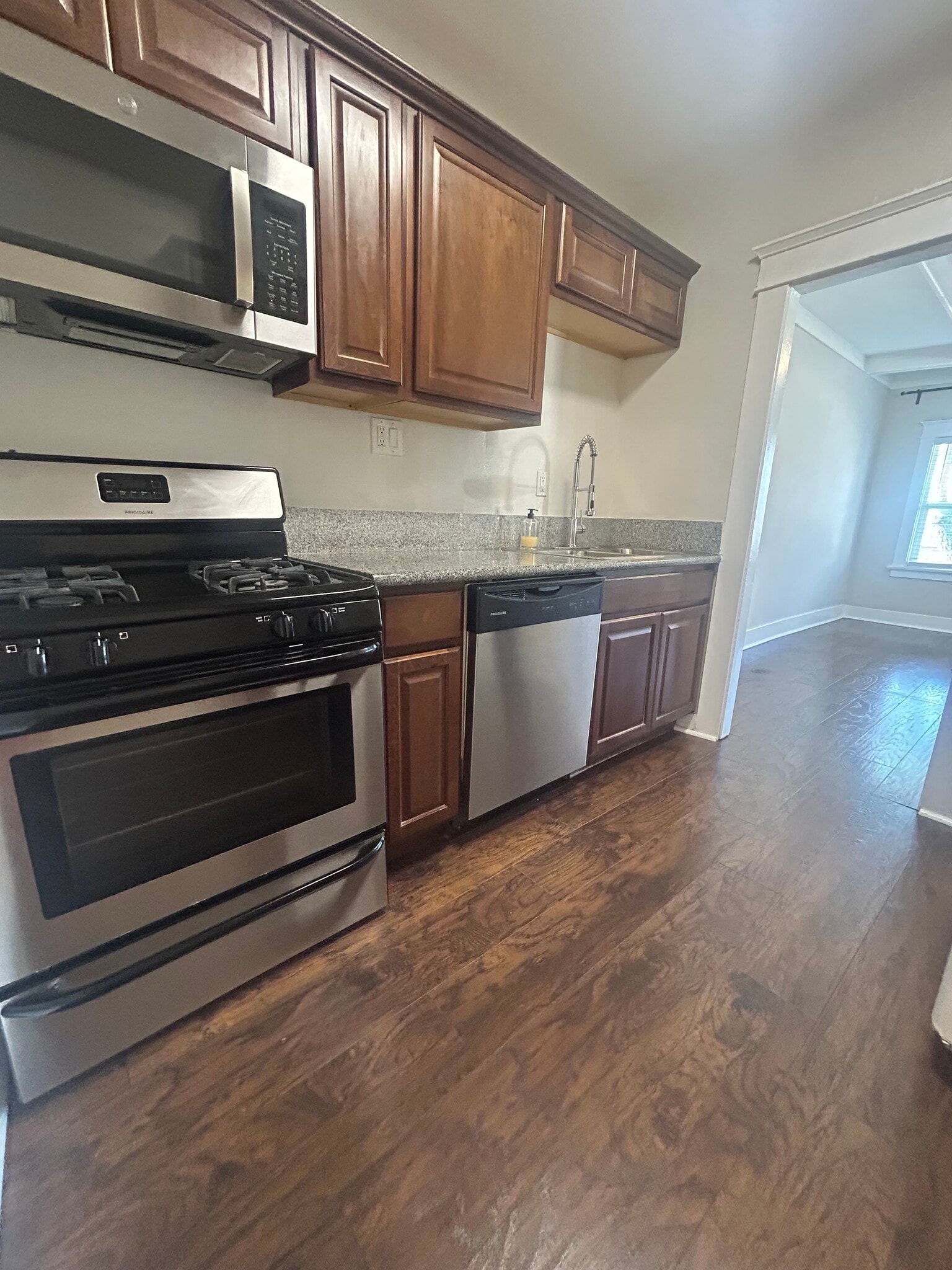kitchen - 642 E 10th St