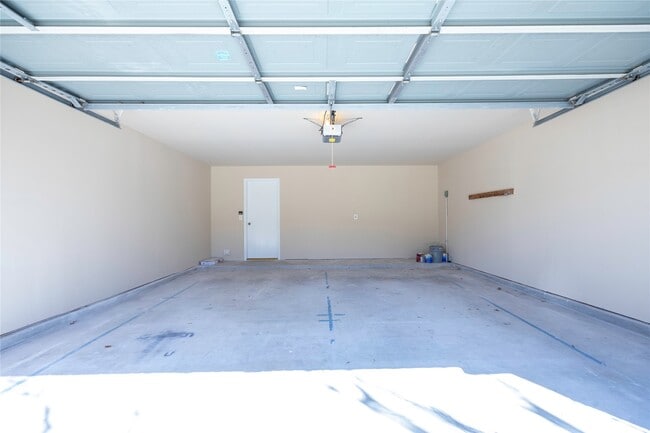 Building Photo - 811 Sierra Lake Dr