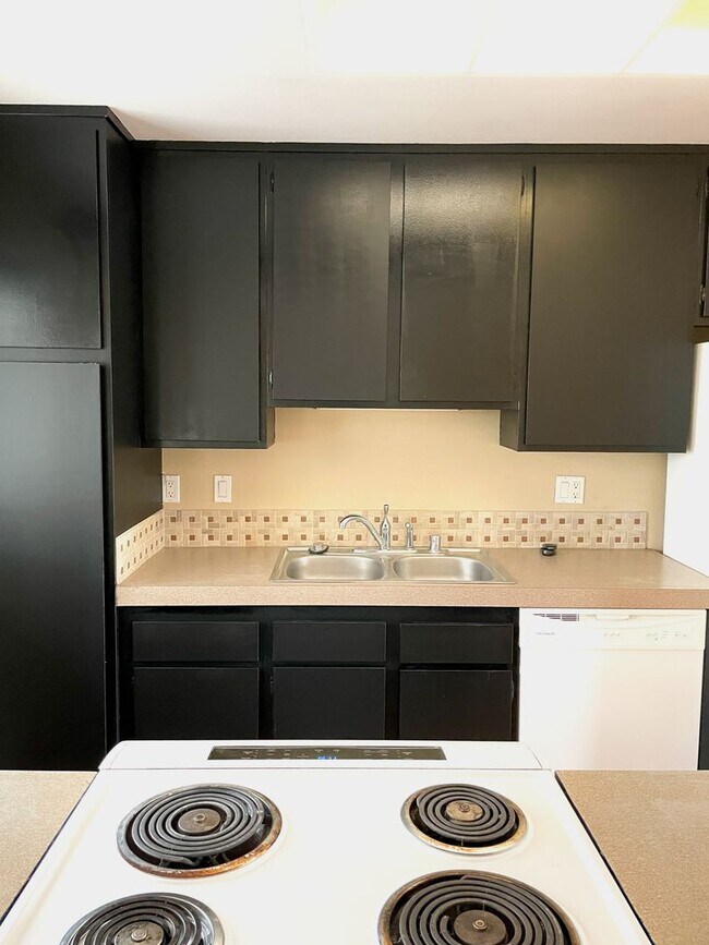 Building Photo - End Unit 3 Bed 2 Bath with a View