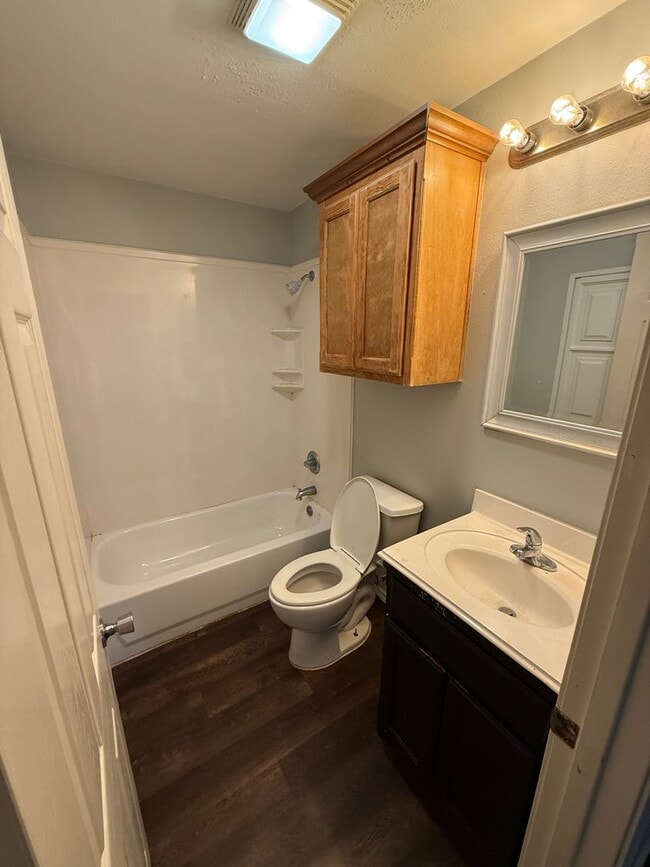 Building Photo - 2-bed/1-bath Duplex