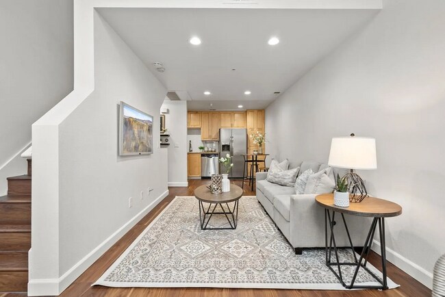 Building Photo - Loft Style Townhome w/no unit above or bel...
