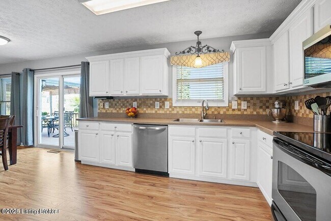Building Photo - 6701 Bluffview Cir