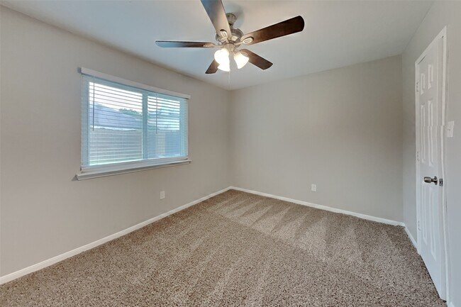 Building Photo - 2815 Fox Mountain Dr