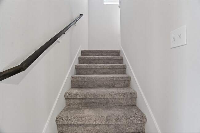 Building Photo - 2615 Ryon Falls Dr