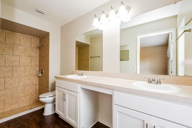 Building Photo - 1063 Alpug Ave