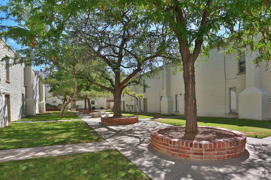 Courtyard - Kings Hill Apartments